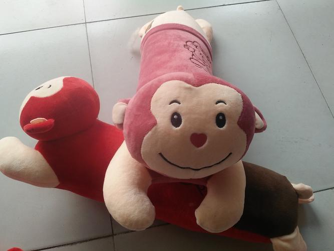 厂家定制销售卡通猴子兔子小熊抱枕毛绒玩具双人靠垫家居创意礼.